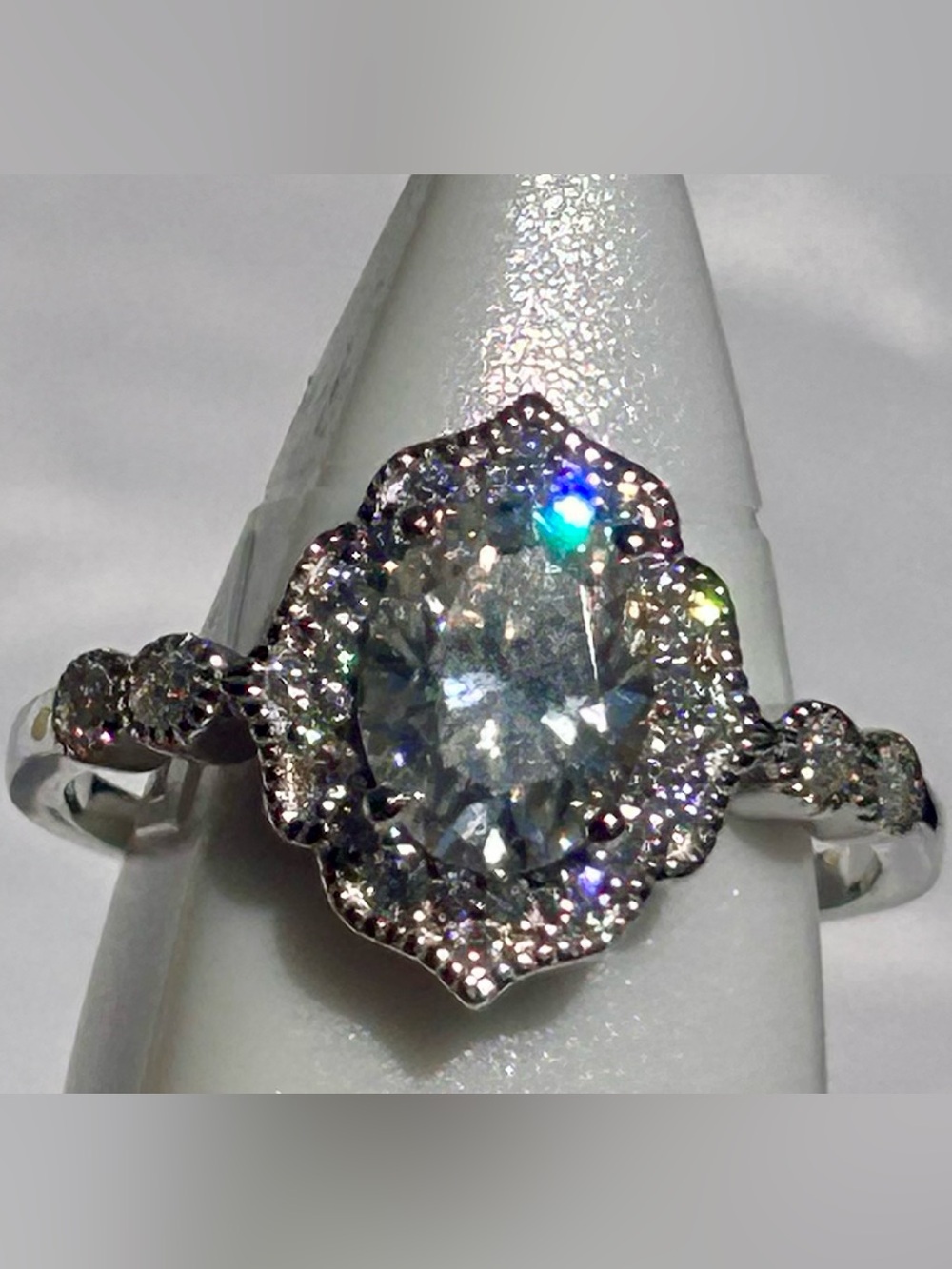 Stunning Vintage-Inspired Oval Moissanite Ring 💍